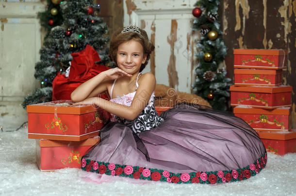 一个穿着漂亮衣服的女孩在圣诞节有很多礼物