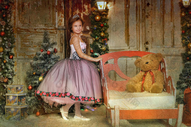 圣诞节穿着粉色连衣裙的聪明的小公主