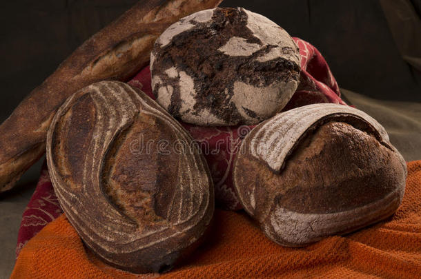 手工面包sourdough，黑麦和长棍面包