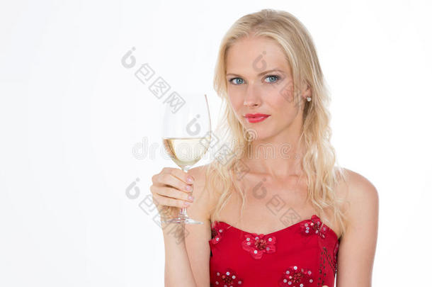 一个金发美女在特写镜头里喝着白葡萄酒
