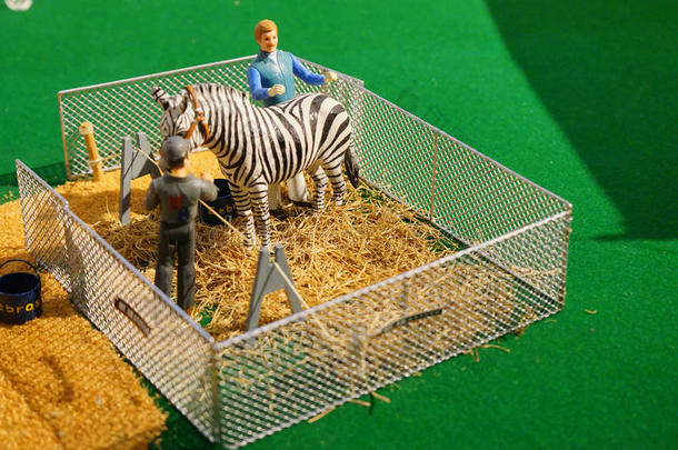 小马戏团雕像：动物喂食