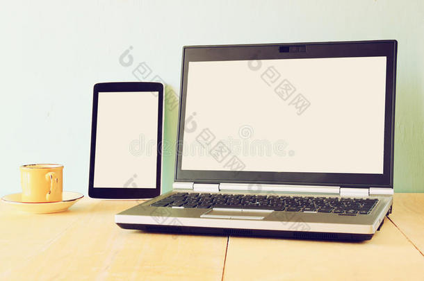 平板电脑设备和笔记本电脑的俯视图，空白屏幕可用于实体模型