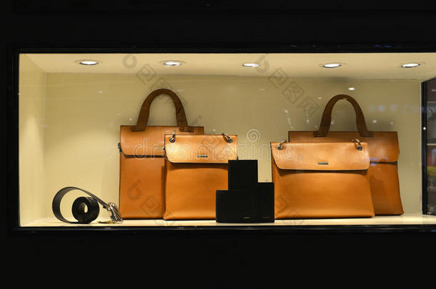 时尚奢华的皮包皮带钱包在商店橱窗里被led灯照亮，手袋店，购物店，服装店