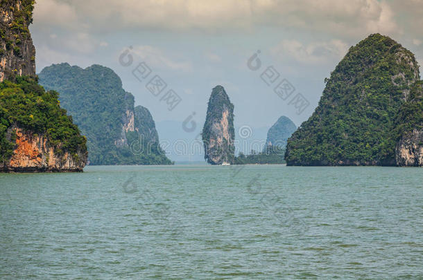 泰国普吉岛上的岩石和海洋景观