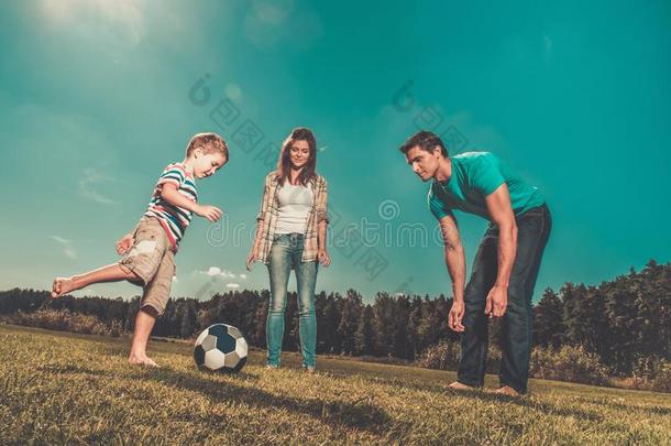 年轻的家庭<strong>踢</strong>足球