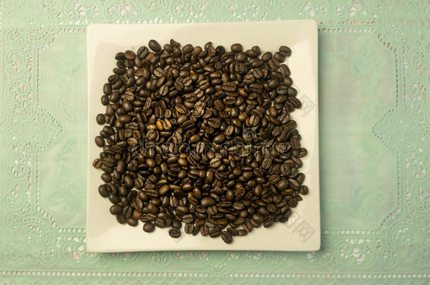 一堆咖啡豆的白色<strong>方形盘子</strong>