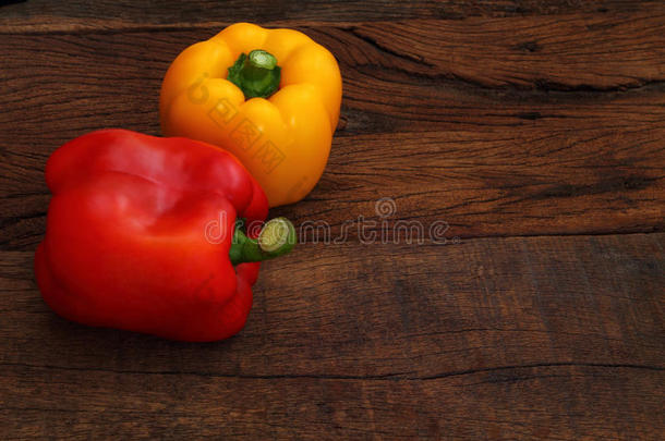 红色和<strong>黄色甜椒</strong>。