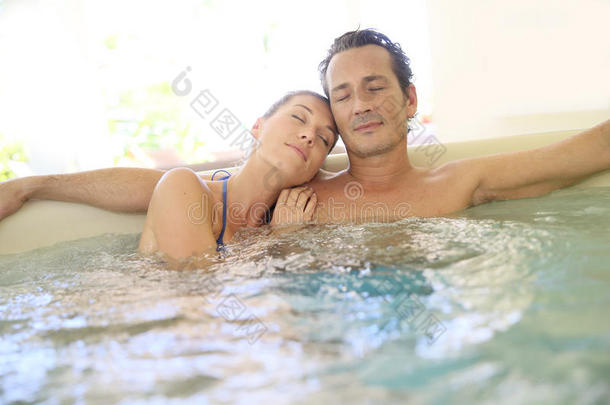 年轻夫妇在水疗中心享受放松