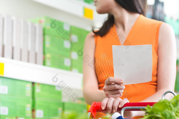 超市里拿着购物单的女人