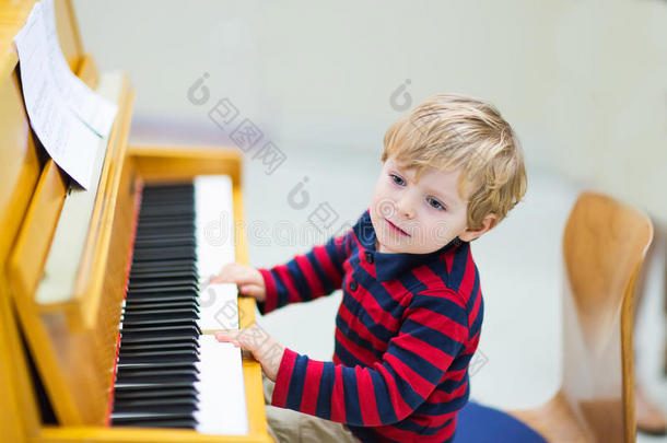 两岁幼儿弹钢琴，<strong>音乐学校</strong>。