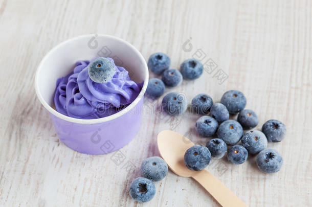 冻奶油冰激凌配全蓝莓