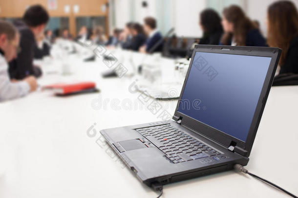 研讨会研讨会桌上的笔记本电脑