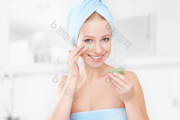 浴室美女，面膜护肤