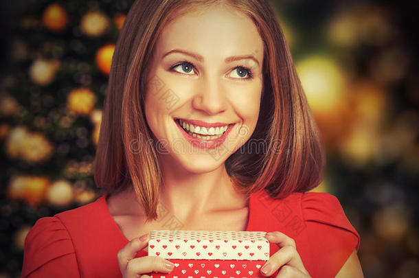 红衣美女送圣诞或情人节礼盒