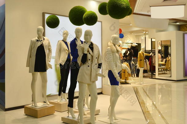 秋冬时装模特和绿色球在时尚服装商场，表达绿色健康的生活