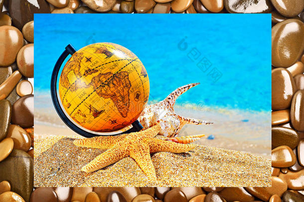 地球仪，贝壳，海洋附近海滩上的海星