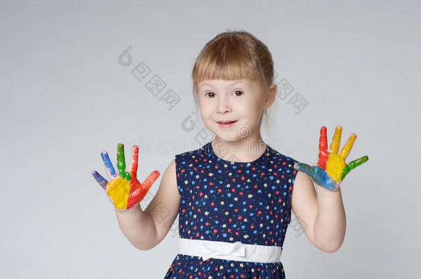 手涂白漆的小女孩