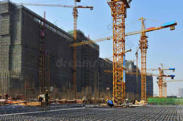 塔吊在施工现场，在大型建筑施工中