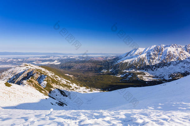 冬季下雪时的塔特拉山脉