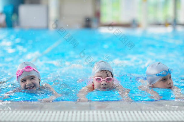 游泳池儿童小组