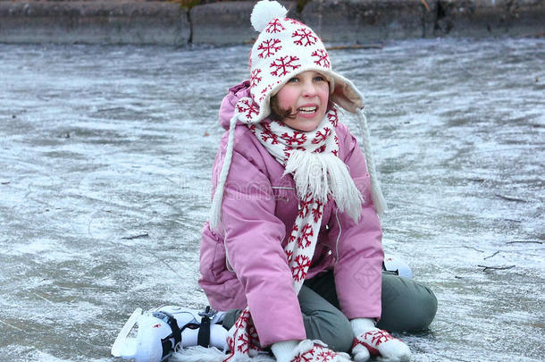 美丽的青春期女孩在开放的冬季滑冰场花样滑冰