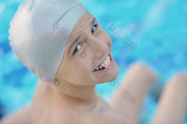 游泳池儿童肖像