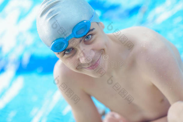 游泳池儿童肖像