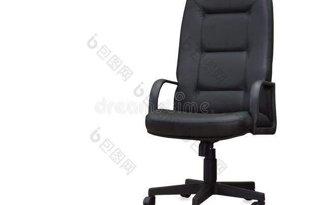 黑色皮革的办公椅。孤立的