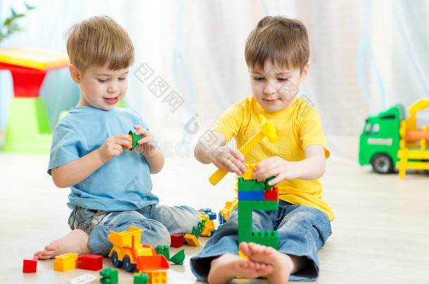 孩子们在托儿所的游戏室里玩玩具