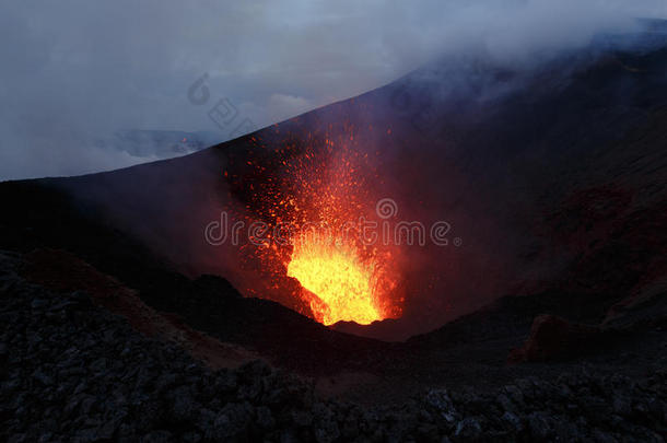 托尔巴希克火山喷发：来自火山的喷泉熔岩。 卡姆查特卡