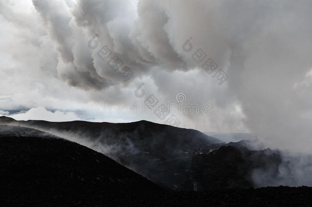 堪察加半岛的山景：火山喷发区