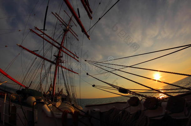 夕阳西下伴着一艘旧帆船