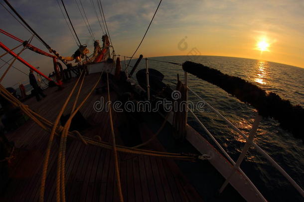 夕阳西下伴着一艘旧帆船