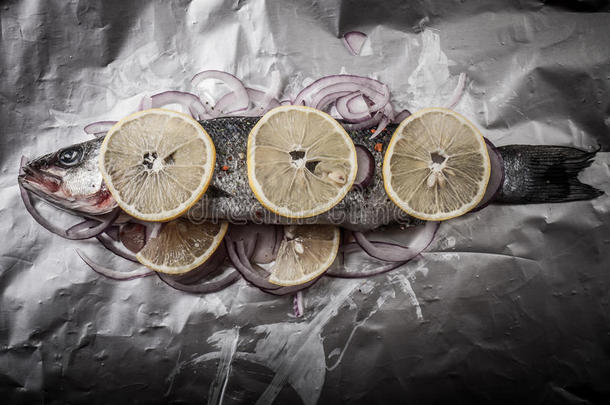 用柠檬和洋葱在<strong>锡纸</strong>上烤的鱼