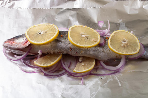 用柠檬和洋葱在<strong>锡纸</strong>上烤的鱼