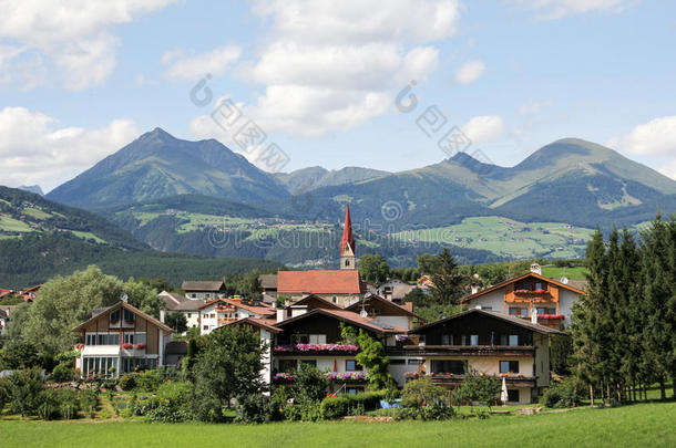 田园诗般的巴伐利亚风景、村庄和祖斯皮茨