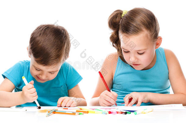 可爱的孩子在白纸上画画