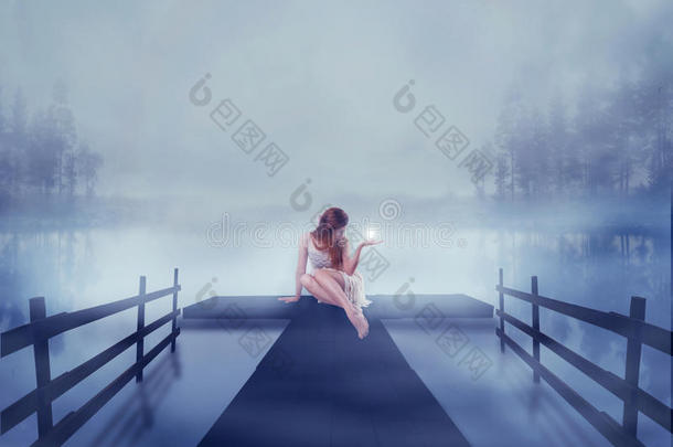 一个女人坐在湖边的码头上，手里拿着一个发光的光球