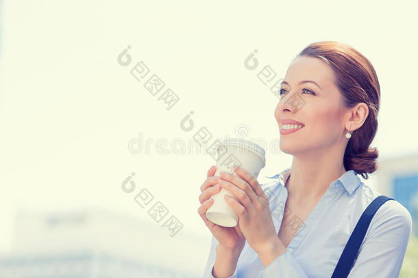 站在户外<strong>晒太阳</strong>喝咖啡的<strong>女人</strong>
