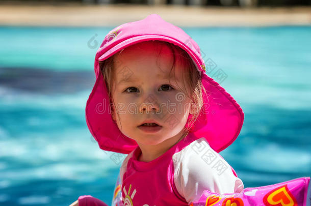 幼儿穿防紫外线泳衣
