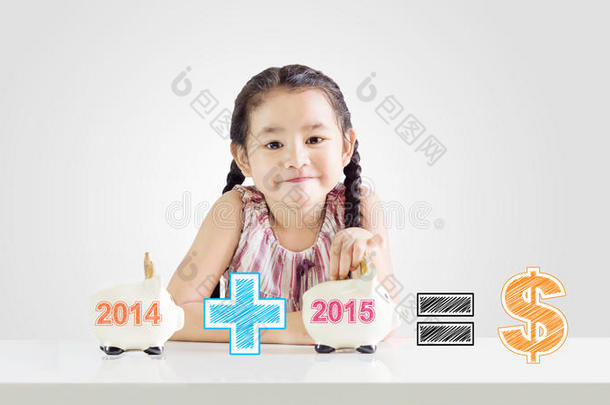 2015年新年小女孩在存钱罐存钱
