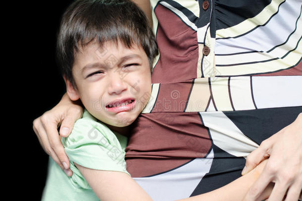 小男孩抱着母亲的黑色背景哭泣
