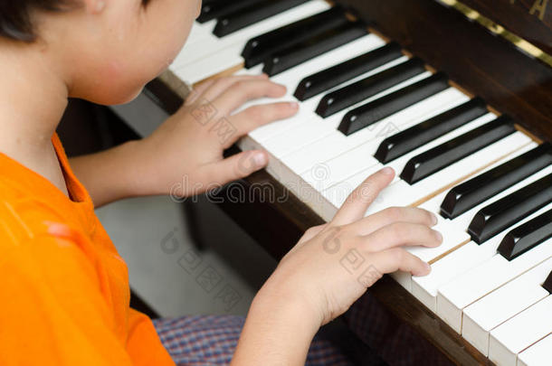 小<strong>男孩</strong>在家<strong>弹钢琴</strong>