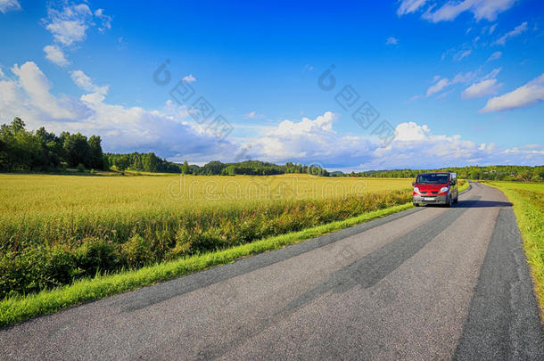 在乡村小路上行驶的汽车、货车