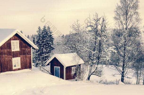 古老的农舍，冬天雪景中的房子