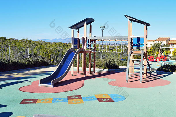 儿童游乐场-滑梯架和秋千