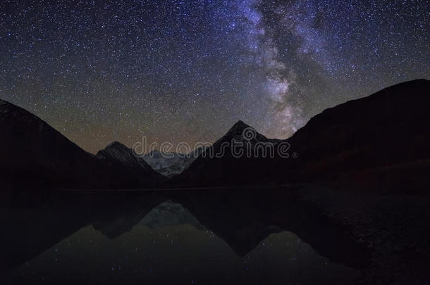 神奇的夜景，山峦叠嶂，冰封的湖水和令人惊叹的圣彼得堡