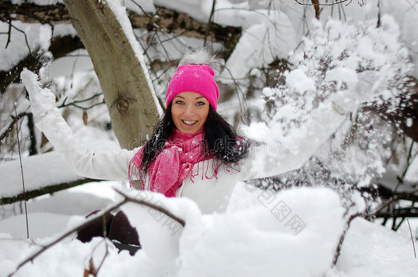 美丽的女孩微笑着。霜冻，冬天。