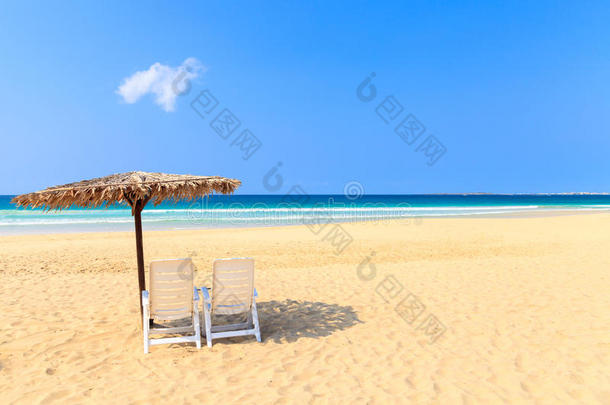 佛得角博阿维斯塔的热带海滩风光，带着阳伞和躺椅