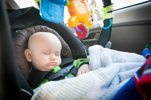 在<strong>汽车座椅</strong>上睡觉的婴儿